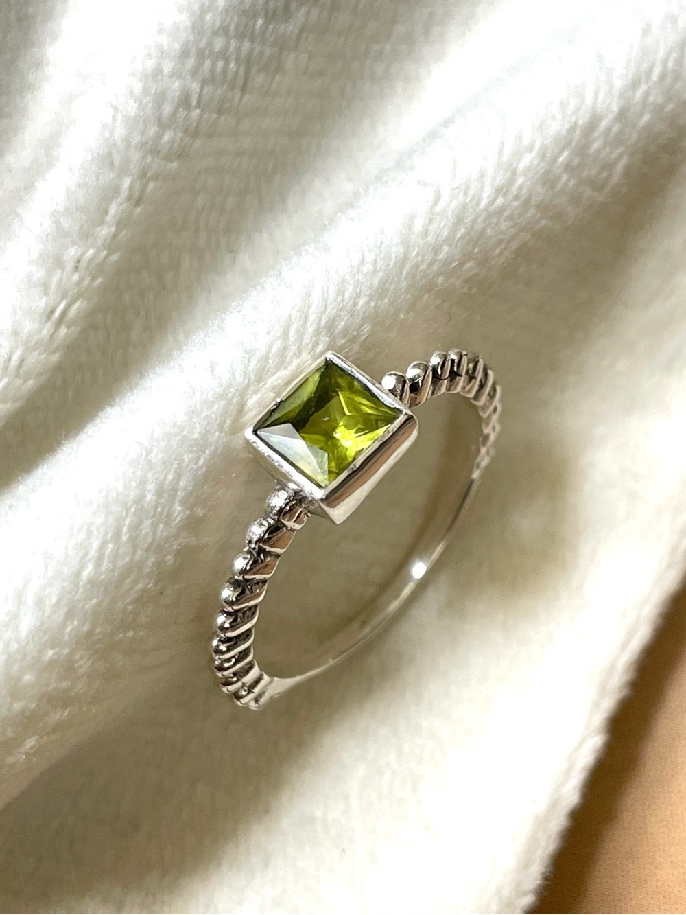 925 sterling silver natural peridot ring 
US: 7.25